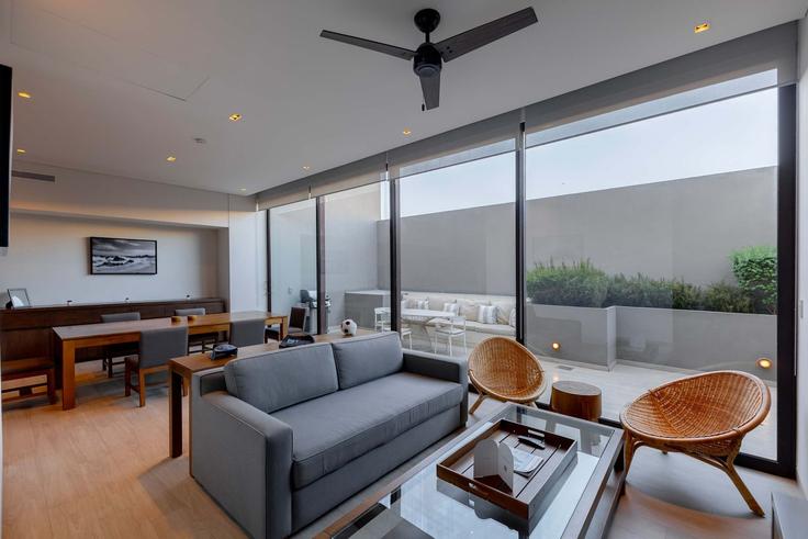 Elegante sala de estar con mobiliario moderno en un apartamento en Building Paseo de La Marina - capitalia - 1639108 en Cabo San Lucas, Cabo San Lucas Elegante sala de estar con mobiliario moderno en un apartamento en Building Paseo de La Marina - capitalia - 1639108 en Cabo San Lucas, Cabo San Lucas