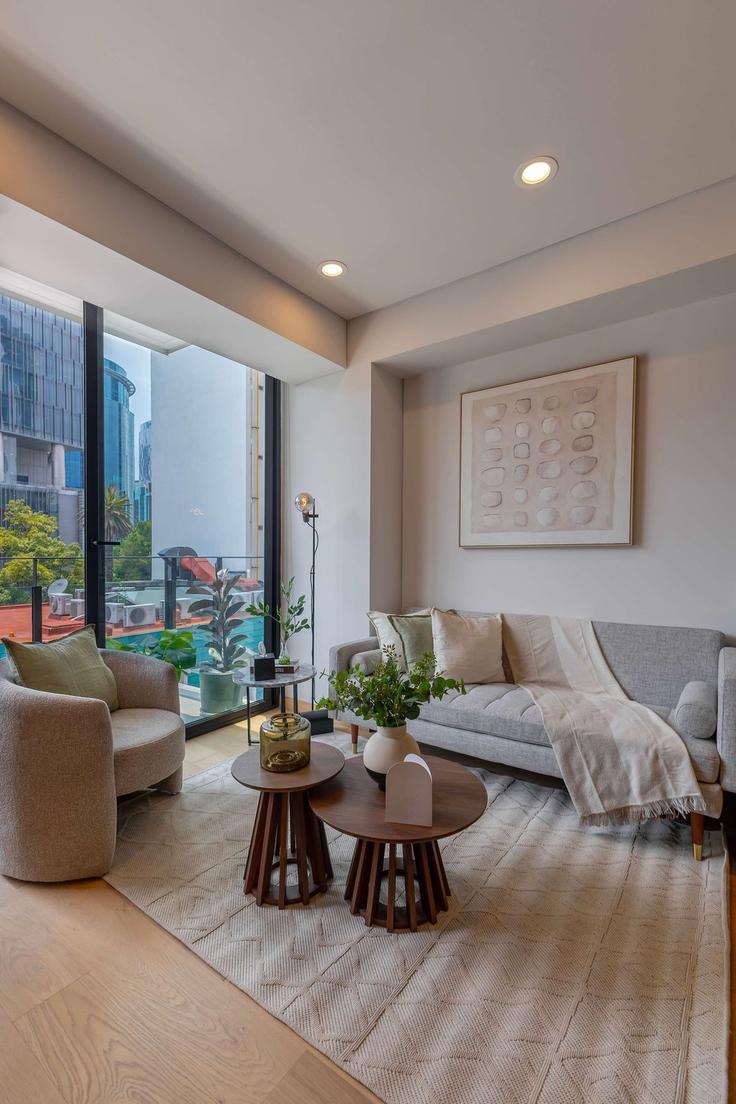 Elegant gestaltetes Wohnzimmer mit moderner Einrichtung in einer Wohnung im Building Berna - capitalia - 1639079 in Mexico City, Mexico City Elegant gestaltetes Wohnzimmer mit moderner Einrichtung in einer Wohnung im Building Berna - capitalia - 1639079 in Mexico City, Mexico City