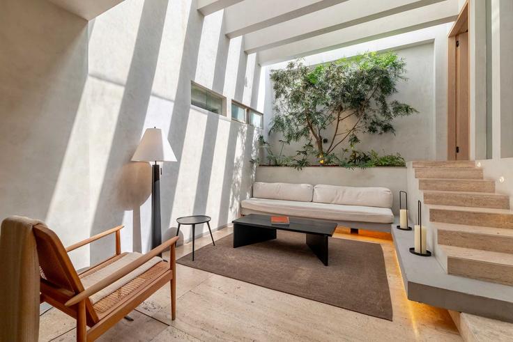 Sala de estar elegantemente projetada com móveis modernos em um apartamento no Building Edgar Allan Poe - capitalia - 1018096 em Mexico City, Mexico City Sala de estar elegantemente projetada com móveis modernos em um apartamento no Building Edgar Allan Poe - capitalia - 1018096 em Mexico City, Mexico City
