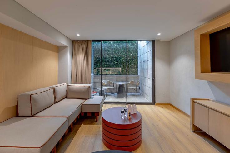 Elegant gestaltetes Wohnzimmer mit moderner Einrichtung in einer Wohnung im Building Edgar Allan Poe - capitalia - 1639106 in Mexico City, Mexico City