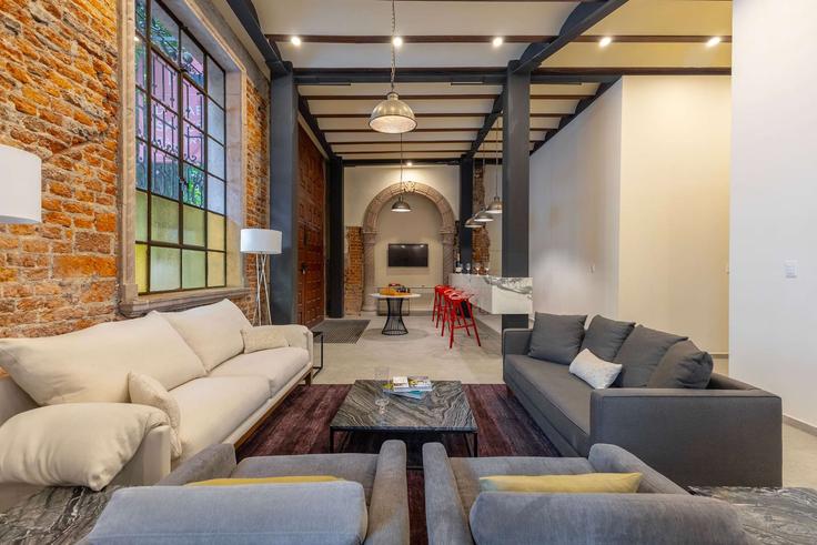 Mexico City Mexico CityのBuilding Hamburgo - capitalia - 1639091のアパートメントにある、モダンな家具を備えたエレガントなデザインのリビングルーム Mexico City Mexico CityのBuilding Hamburgo - capitalia - 1639091のアパートメントにある、モダンな家具を備えたエレガントなデザインのリビングルーム