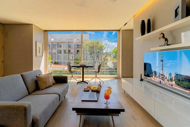 Sala de estar elegantemente projetada com móveis modernos em um apartamento no Building Desierto de los Leones - capitalia - 1018007 - MEX em Mexico City, Mexico City