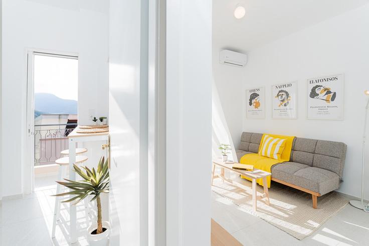 Salle de séjour élégante avec mobilier moderne dans un appartement à Building Kiklopon - capra-europe - 1359742 à Central Athens, Athens Salle de séjour élégante avec mobilier moderne dans un appartement à Building Kiklopon - capra-europe - 1359742 à Central Athens, Athens