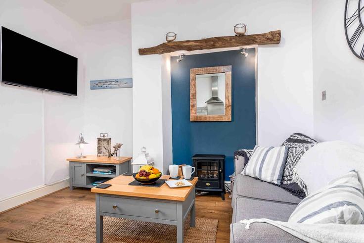 Sala de estar elegantemente projetada com móveis modernos em um apartamento no Building Wellington Terrace - cara-louise-shardlow - 1367429 em Scarborough District, Whitby