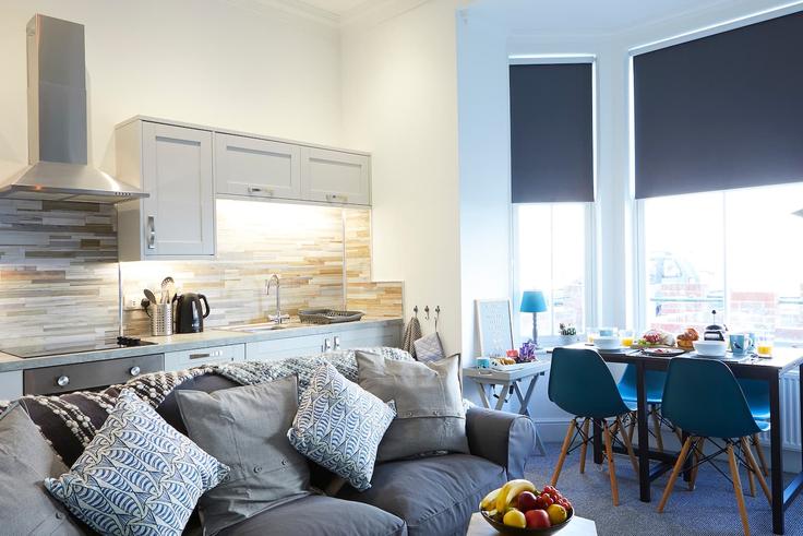 Salle de séjour élégante avec mobilier moderne dans un appartement à Building Rutland Terrace - cara-louise-shardlow - 1367425 à Scarborough District, Scarborough