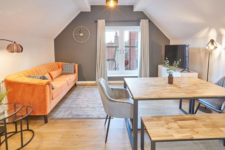 Whitby Scarborough DistrictのBuilding Bagdale - cara-louise-shardlow - 1367423のアパートメントにある、モダンな家具を備えたエレガントなデザインのリビングルーム