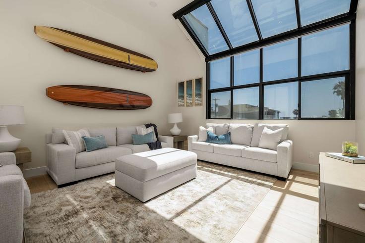 Elegant gestaltetes Wohnzimmer mit moderner Einrichtung in einer Wohnung im Building Playa Del Sur Street - cardovacationsrentals - 1304286 - SAN in San Diego, San Diego Elegant gestaltetes Wohnzimmer mit moderner Einrichtung in einer Wohnung im Building Playa Del Sur Street - cardovacationsrentals - 1304286 - SAN in San Diego, San Diego