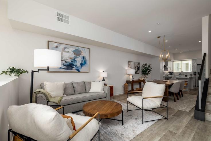 Salle de séjour élégante avec mobilier moderne dans un appartement à Building Hawthorn Street - cardovacationsrentals - 1304287 - SAN à San Diego, San Diego