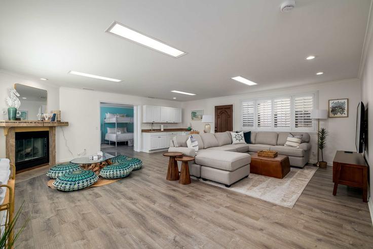 San Diego San DiegoのBuilding Kane Street - cardovacationsrentals - 1304293 - SANのアパートメントにある、モダンな家具を備えたエレガントなデザインのリビングルーム San Diego San DiegoのBuilding Kane Street - cardovacationsrentals - 1304293 - SANのアパートメントにある、モダンな家具を備えたエレガントなデザインのリビングルーム