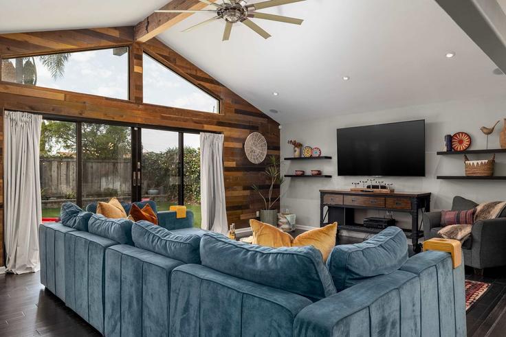 San Diego San DiegoのBuilding Jackson Drive - cardovacationsrentals - 1296611 - SANのアパートメントにある、モダンな家具を備えたエレガントなデザインのリビングルーム San Diego San DiegoのBuilding Jackson Drive - cardovacationsrentals - 1296611 - SANのアパートメントにある、モダンな家具を備えたエレガントなデザインのリビングルーム