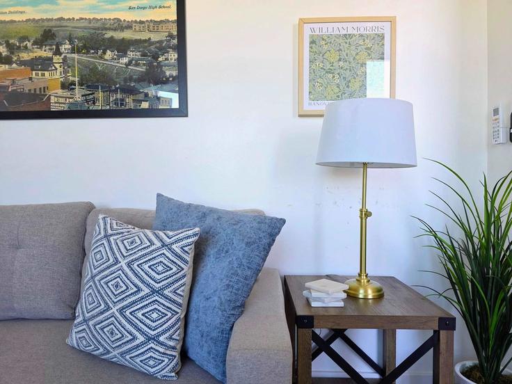 Elegante sala de estar con mobiliario moderno en un apartamento en Building Park Boulevard - cardovacationsrentals - 1024466 - SAN en San Diego, San Diego Elegante sala de estar con mobiliario moderno en un apartamento en Building Park Boulevard - cardovacationsrentals - 1024466 - SAN en San Diego, San Diego