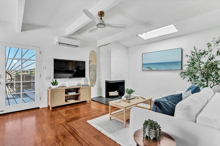 Elegante sala de estar con mobiliario moderno en un apartamento en Building Saratoga Avenue - cardovacationsrentals - 1340732 en San Diego, San Diego