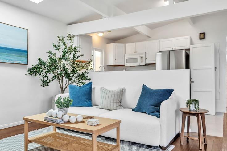 Sala de estar elegantemente projetada com móveis modernos em um apartamento no Building Saratoga Avenue - cardovacationsrentals - 1340732 em San Diego, San Diego