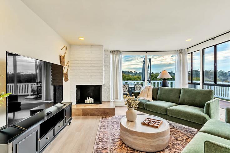 Elegante sala de estar con mobiliario moderno en un apartamento en Building Twain Avenue - cardovacationsrentals - 1351684 en San Diego, San Diego