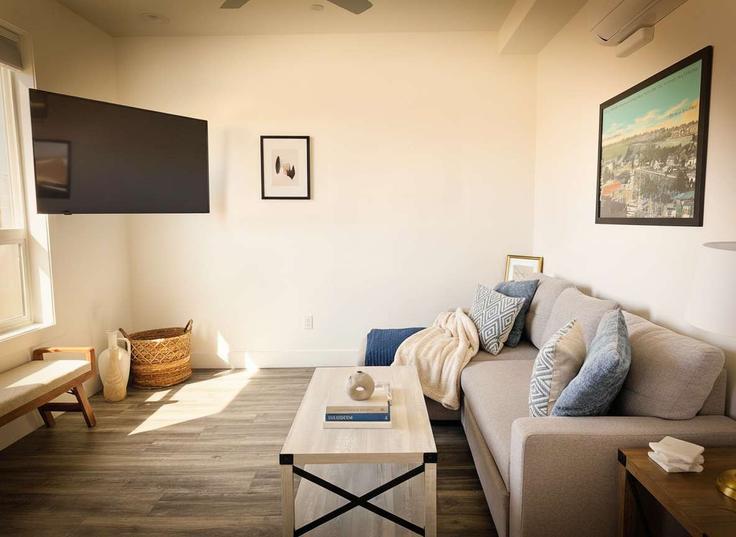 Salle de séjour élégante avec mobilier moderne dans un appartement à Building Park Boulevard - cardovacationsrentals - 1024466 - SAN à San Diego, San Diego