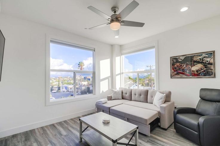 San Diego, San Diego 소재 Building Park Boulevard - cardovacationsrentals - 1024467 - SAN 유닛에 마련된, 현대적인 가구로 꾸며진 우아한 디자인의 거실