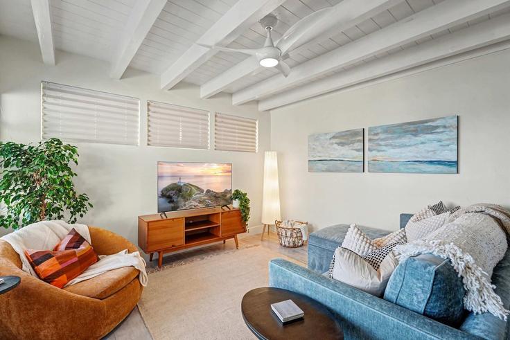 Elegante sala de estar con mobiliario moderno en un apartamento en Building Bayside Lane - cardovacationsrentals - 1301071 - SAN en San Diego, San Diego Elegante sala de estar con mobiliario moderno en un apartamento en Building Bayside Lane - cardovacationsrentals - 1301071 - SAN en San Diego, San Diego