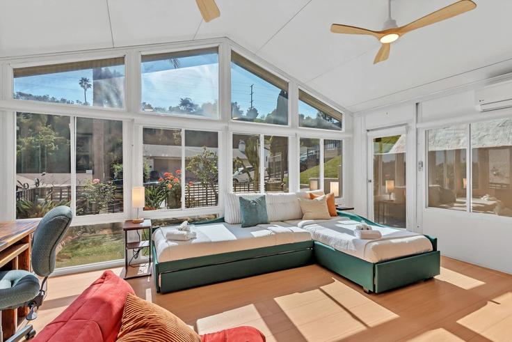 Elegante sala de estar con mobiliario moderno en un apartamento en Building Haller Street - cardovacationsrentals - 1512289 en San Diego, San Diego