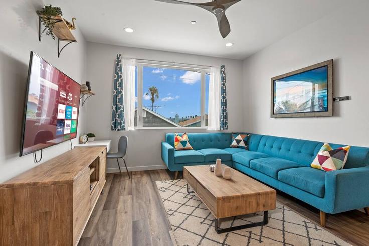 Sala de estar elegantemente projetada com móveis modernos em um apartamento no Building Saratoga Avenue - cardovacationsrentals - 1024469 - SAN em San Diego, San Diego