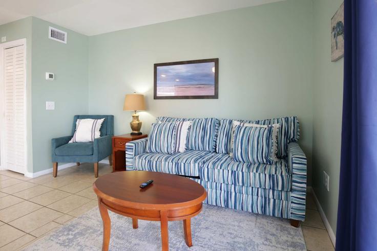 Elegant gestaltetes Wohnzimmer mit moderner Einrichtung in einer Wohnung im Building Carolina Beach Avenue South - carolina-stays - 1302656 - USA in Carolina Beach, Carolina Beach