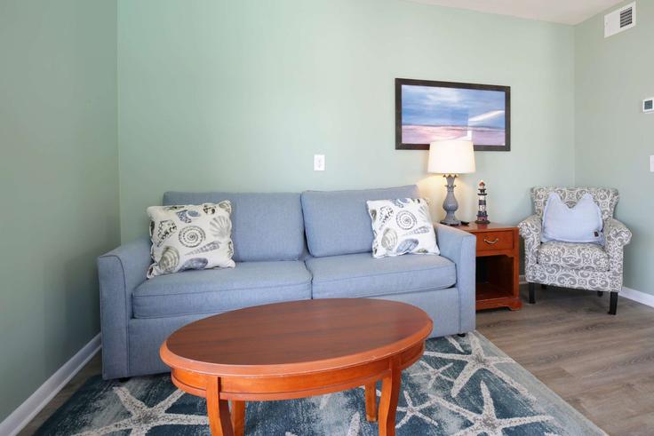 Elegante sala de estar con mobiliario moderno en un apartamento en Building Carolina Beach Avenue South - carolina-stays - 1302667 - USA en Carolina Beach, Carolina Beach