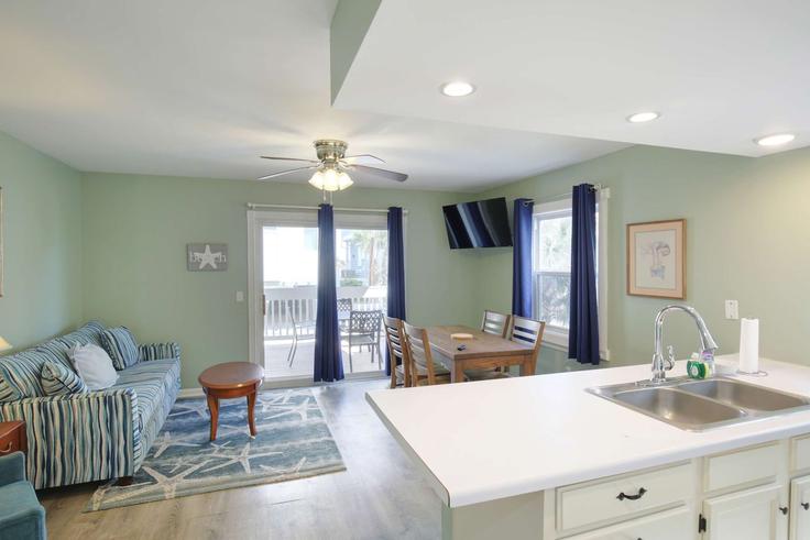 Elegant gestaltetes Wohnzimmer mit moderner Einrichtung in einer Wohnung im Building Carolina Beach Avenue South - carolina-stays - 1302616 - USA in Carolina Beach, Carolina Beach