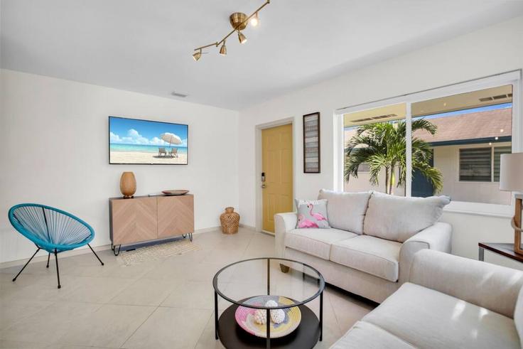 Salle de séjour élégante avec mobilier moderne dans un appartement à Building Southwest 24th Street - carys-llc - 1254556 - MIA à Fort Lauderdale, Fort Lauderdale
