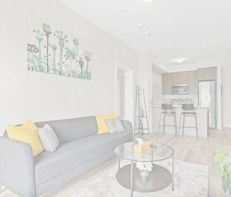 Elegante sala de estar con mobiliario moderno en un apartamento en Building 600 North Service Road - casa-co-host-1 - 1698514 en Hamilton, Hamilton