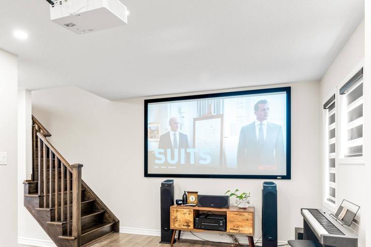 Elegant gestaltetes Wohnzimmer mit moderner Einrichtung in einer Wohnung im Building 11 Eckford Lane - casa-co-host-1 - 1698509 in Brampton, Brampton Elegant gestaltetes Wohnzimmer mit moderner Einrichtung in einer Wohnung im Building 11 Eckford Lane - casa-co-host-1 - 1698509 in Brampton, Brampton