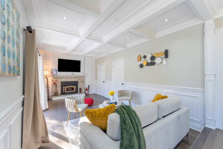 Elegante sala de estar con mobiliario moderno en un apartamento en Building 5516 Campbellville Road - casa-co-host-1 - 1698531 en Milton, Milton