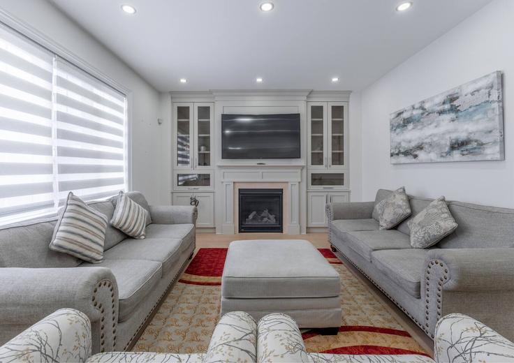 Elegant gestaltetes Wohnzimmer mit moderner Einrichtung in einer Wohnung im Building 44 John Carroll Drive - casa-co-host-1 - 1698542 in Brampton, Brampton Elegant gestaltetes Wohnzimmer mit moderner Einrichtung in einer Wohnung im Building 44 John Carroll Drive - casa-co-host-1 - 1698542 in Brampton, Brampton
