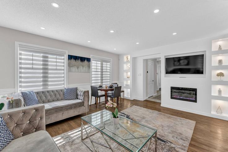 Elegante sala de estar con mobiliario moderno en un apartamento en Building 637 Gervais Terrace - casa-co-host-1 - 1698549 en Milton, Milton