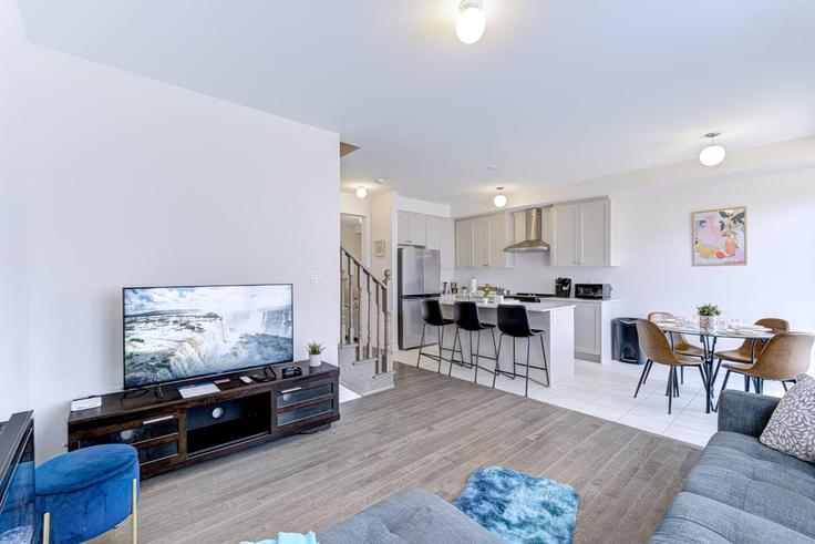 Elegante sala de estar con mobiliario moderno en un apartamento en Building 465 Kennedy Circle West - casa-co-host-1 - 1698554 en Milton, Milton