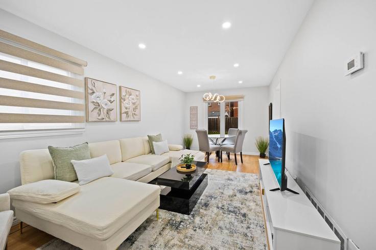 Elegant gestaltetes Wohnzimmer mit moderner Einrichtung in einer Wohnung im Building 64 Michigan Avenue - casa-co-host-1 - 1698610 in Brampton, Brampton Elegant gestaltetes Wohnzimmer mit moderner Einrichtung in einer Wohnung im Building 64 Michigan Avenue - casa-co-host-1 - 1698610 in Brampton, Brampton