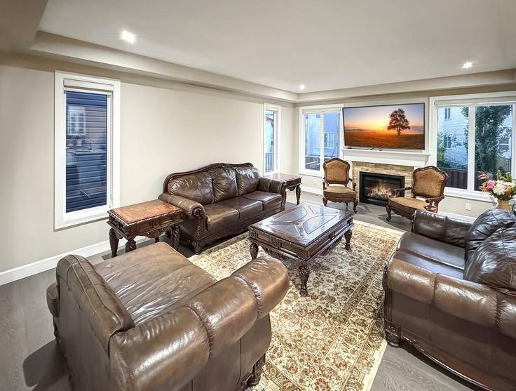 Elegante sala de estar con mobiliario moderno en un apartamento en Building 38 Cityscape Manor Northeast - casa-co-host-1 - 1698608 en Calgary, Calgary Elegante sala de estar con mobiliario moderno en un apartamento en Building 38 Cityscape Manor Northeast - casa-co-host-1 - 1698608 en Calgary, Calgary