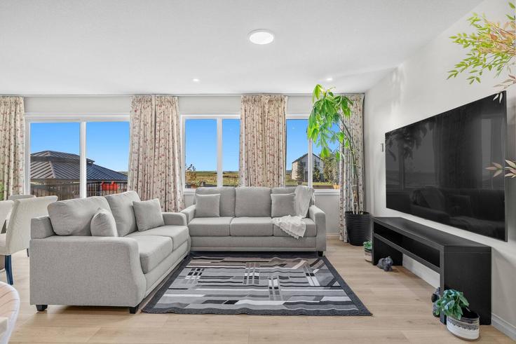 Elegante sala de estar con mobiliario moderno en un apartamento en Building 256 Magnolia Crescent Southeast - casa-co-host-1 - 1698616 en Calgary, Calgary Elegante sala de estar con mobiliario moderno en un apartamento en Building 256 Magnolia Crescent Southeast - casa-co-host-1 - 1698616 en Calgary, Calgary