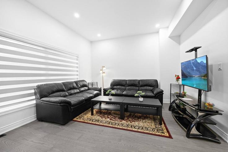 Salle de séjour élégante avec mobilier moderne dans un appartement à Building 70 McCraney Street West - casa-co-host-1 - 1698617 à Oakville, Oakville Salle de séjour élégante avec mobilier moderne dans un appartement à Building 70 McCraney Street West - casa-co-host-1 - 1698617 à Oakville, Oakville