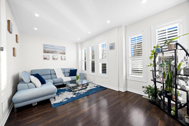 Elegant gestaltetes Wohnzimmer mit moderner Einrichtung in einer Wohnung im Building 2 Magdalene Crescent - casa-co-host-1 - 1698623 in Brampton, Brampton Elegant gestaltetes Wohnzimmer mit moderner Einrichtung in einer Wohnung im Building 2 Magdalene Crescent - casa-co-host-1 - 1698623 in Brampton, Brampton