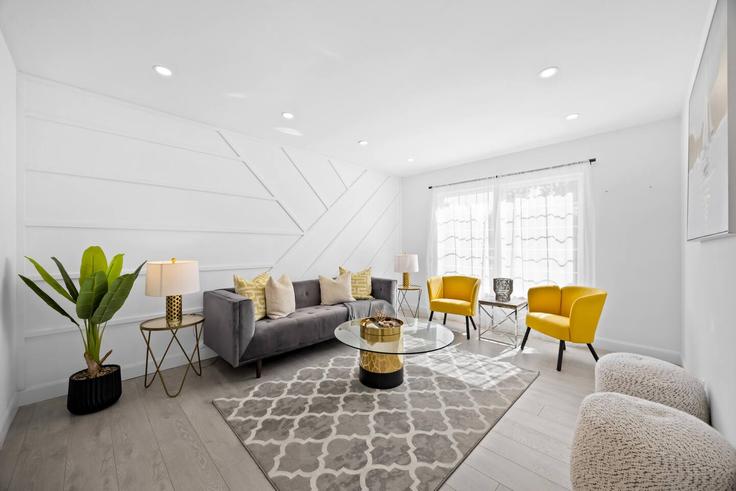 Elegante sala de estar con mobiliario moderno en un apartamento en Building 36 Bing Crescent - casa-co-host-1 - 1698626 en Hamilton, Hamilton