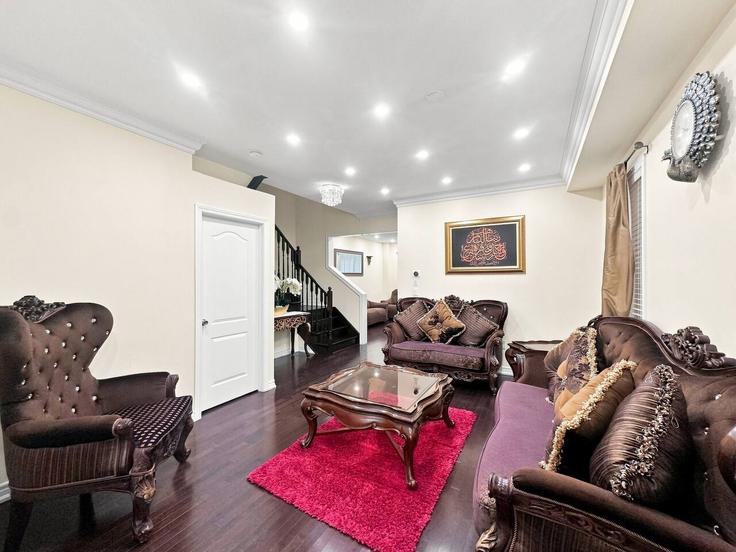 Elegant gestaltetes Wohnzimmer mit moderner Einrichtung in einer Wohnung im Building 52 Altura Way - casa-co-host-1 - 1698641 in Brampton, Brampton Elegant gestaltetes Wohnzimmer mit moderner Einrichtung in einer Wohnung im Building 52 Altura Way - casa-co-host-1 - 1698641 in Brampton, Brampton