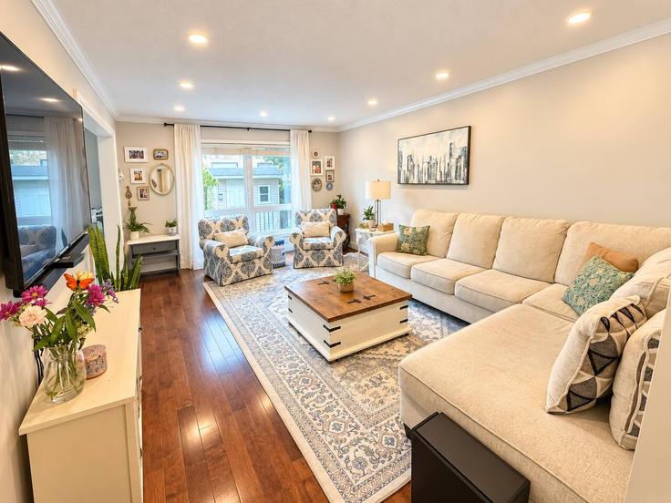 Elegant gestaltetes Wohnzimmer mit moderner Einrichtung in einer Wohnung im Building 6 Rowland Street - casa-co-host-1 - 1698633 in Brampton, Brampton Elegant gestaltetes Wohnzimmer mit moderner Einrichtung in einer Wohnung im Building 6 Rowland Street - casa-co-host-1 - 1698633 in Brampton, Brampton