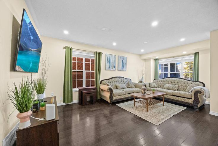 Elegant gestaltetes Wohnzimmer mit moderner Einrichtung in einer Wohnung im Building 10 Chudleigh Avenue - casa-co-host-1 - 1698638 in Brampton, Brampton Elegant gestaltetes Wohnzimmer mit moderner Einrichtung in einer Wohnung im Building 10 Chudleigh Avenue - casa-co-host-1 - 1698638 in Brampton, Brampton