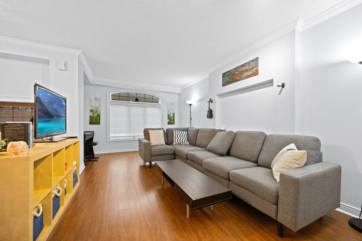 Building Deanlee Court - casa-co-host - 1504490 adresindeki bir dairede modern mobilyalarla zarif bir şekilde tasarlanmış oturma odası Mississauga, Mississauga Building Deanlee Court - casa-co-host - 1504490 adresindeki bir dairede modern mobilyalarla zarif bir şekilde tasarlanmış oturma odası Mississauga, Mississauga