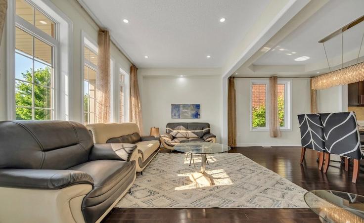Brampton BramptonのBuilding Vidal Road - casa-co-host - 1504469のアパートメントにある、モダンな家具を備えたエレガントなデザインのリビングルーム