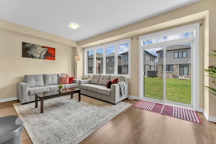 Elegante sala de estar con mobiliario moderno en un apartamento en Building Sun Haven Lane - casa-co-host - 1539515 en Thorold, Thorold Elegante sala de estar con mobiliario moderno en un apartamento en Building Sun Haven Lane - casa-co-host - 1539515 en Thorold, Thorold