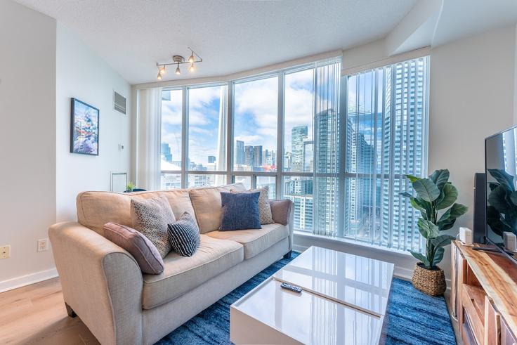 Old Toronto, Toronto에 위치한 Building Queens Quay West - casa-co-host - 1504535 유닛의 세련된 인테리어가 돋보이는 거실 Old Toronto, Toronto에 위치한 Building Queens Quay West - casa-co-host - 1504535 유닛의 세련된 인테리어가 돋보이는 거실