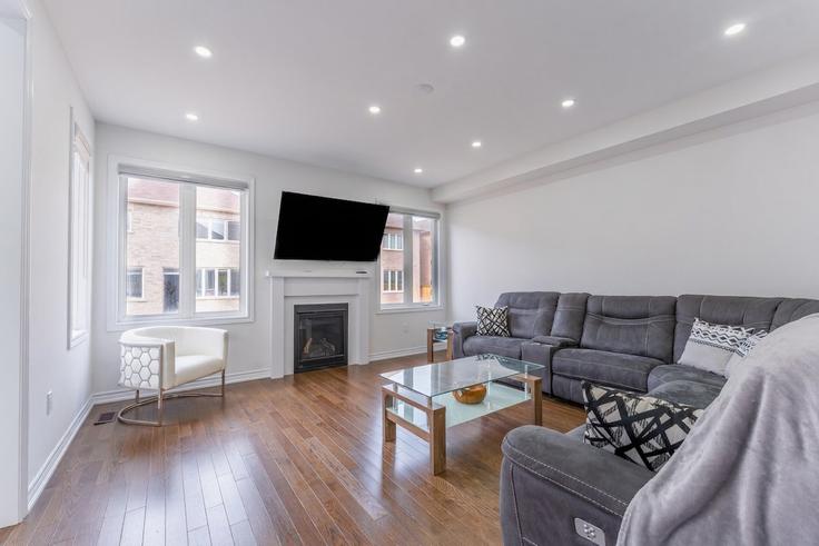 Building Dotchson Avenue - casa-co-host - 1504518 adresindeki bir dairede modern mobilyalarla zarif bir şekilde tasarlanmış oturma odası Caledon, Caledon