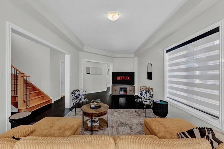 Elegante sala de estar con mobiliario moderno en un apartamento en Building Huntsworth Avenue - casa-co-host - 1504476 en Thorold, Thorold Elegante sala de estar con mobiliario moderno en un apartamento en Building Huntsworth Avenue - casa-co-host - 1504476 en Thorold, Thorold