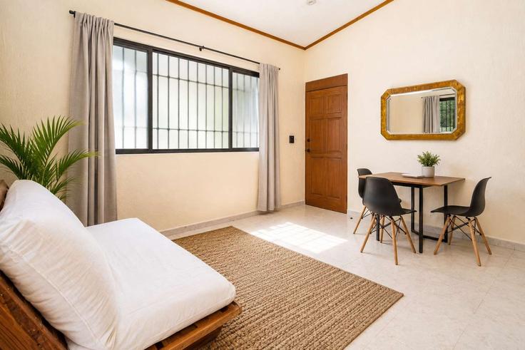 Elegante sala de estar con mobiliario moderno en un apartamento en Building Calle Robalo - casa-jurel - 1635739 en Cancún, Cancún Elegante sala de estar con mobiliario moderno en un apartamento en Building Calle Robalo - casa-jurel - 1635739 en Cancún, Cancún