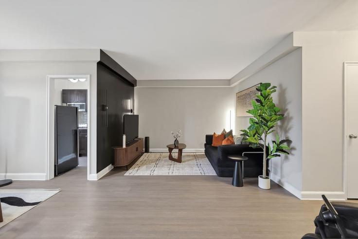 Building Arlington Boulevard - casa-properties - 1364183 adresindeki bir dairede modern mobilyalarla zarif bir şekilde tasarlanmış oturma odası Arlington, Arlington